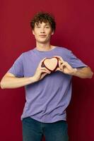 namorado adolescente roxa camiseta em forma de coração presente foto