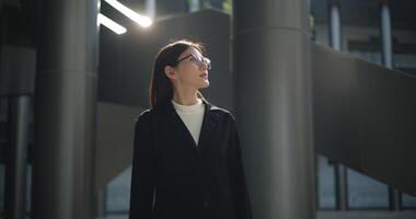 retrato do jovem mulher vestido dentro formal o negócio em pé dentro ambiente de trabalho. foto
