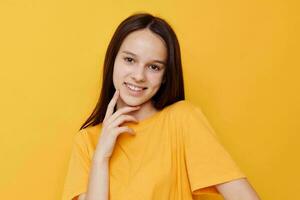 jovem mulher moda dentro amarelo camiseta jeans calção estilo de vida inalterado foto