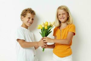 cenário do positivo Garoto e menina feriado amizade com uma presente amarelo flores luz fundo foto