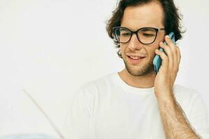 atraente homem vermelho bloco de anotações Telefone comunicação estilo de vida inalterado foto