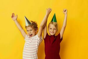 fofa à moda crianças Diversão aniversário feriado emoções isolado fundo foto