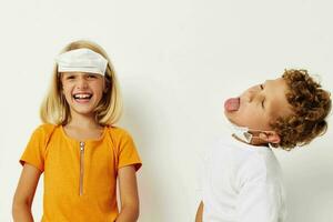 retrato do fofa crianças Diversão médico mascarar ficar de pé lado de lado fechar-se estilo de vida inalterado foto