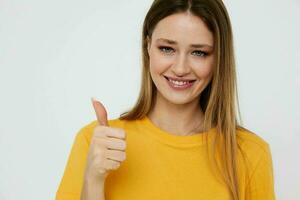 fofa alegre menina dentro à moda juventude roupas luz fundo foto