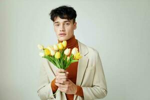 retrato do uma jovem homem ramalhete do flores romance moda encontro isolado fundo inalterado foto