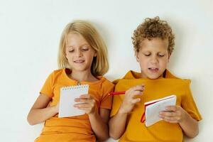 cenário do positivo Garoto e menina infância entretenimento desenhando infância estilo de vida inalterado foto