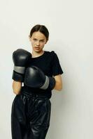 foto bonita menina boxe Preto luvas posando Esportes estilo de vida inalterado