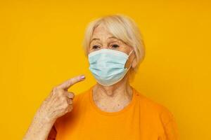 idosos mulher feliz estilo de vida médico mascarar isolado fundo foto