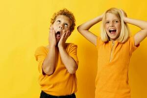 Garoto e menina casual vestem jogos Diversão juntos posando em colori fundo foto