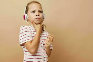 pequeno menina fones de ouvido entretenimento emoções estilo de vida inalterado foto