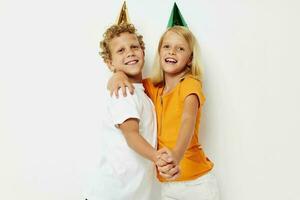 Garoto e menina posando emoções feriado colorida cápsulas isolado fundo inalterado foto