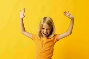 alegre pequeno menina com loiro cabelo infância foto