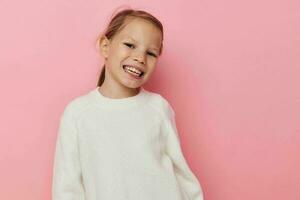 bonita jovem menina branco suéter posando Diversão infância inalterado foto