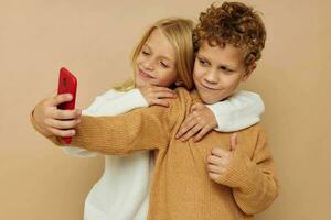 pequeno Garoto e menina abraço entretenimento selfie posando amizade infância inalterado foto