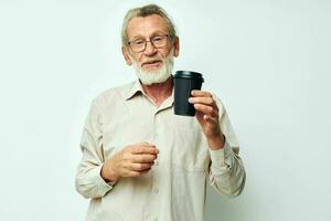 foto do aposentado velho homem com uma cinzento barba dentro uma camisa e óculos luz fundo