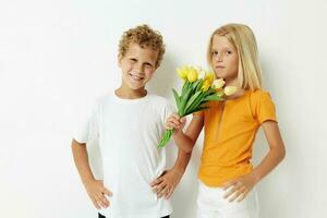 dois alegre crianças Diversão aniversário presente surpresa ramalhete do flores isolado fundo inalterado foto