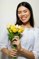mulher romance ramalhete do flores perto a face estúdio modelo inalterado foto