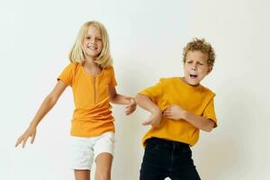 fofa Garoto e menina dentro amarelo Camisetas infância entretenimento estúdio foto