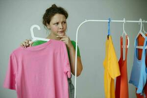 retrato do uma jovem mulher tentando em roupas guarda roupa juventude estilo amarelo fundo inalterado foto