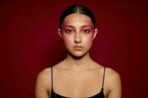 elegante mulher Preto t camisa Rosa Maquiagem cosméticos moda Rosa fundo inalterado foto