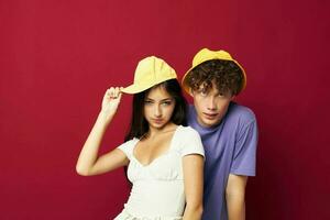 homem e mulher dentro amarelo chapéus posando juntos amizade isolado fundo foto