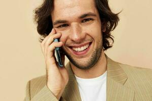 bonito homem falando em a telefone tecnologias estilo de vida inalterado foto