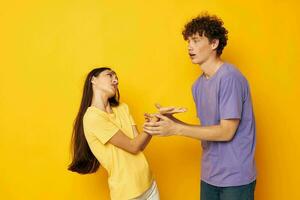 fofa jovem casal amizade posando Diversão estúdio amarelo fundo inalterado foto