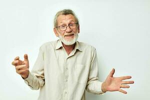 Senior grisalho homem sorrir emoção mão gesto luz fundo foto