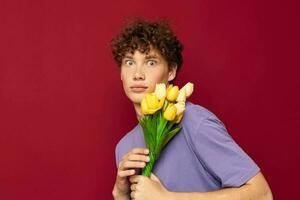 pervertido cara segurando uma amarelo ramalhete do flores roxa Camisetas vermelho fundo inalterado foto