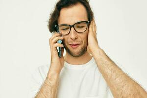 atraente homem Telefone comunicação mão gesto luz fundo foto