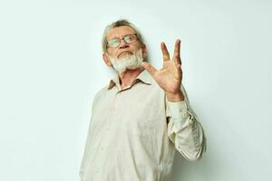 foto do aposentado velho homem desgasta óculos dentro camisas inalterado