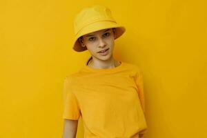 jovem mulher dentro uma amarelo camiseta e chapéu emoções verão estilo estilo de vida inalterado foto