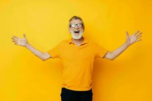 retrato idosos homem vestindo óculos amarelo camisa posando monocromático tiro foto