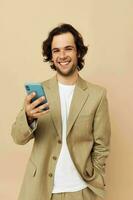 bonito homem leva uma selfie clássico estilo tecnologias bege fundo foto