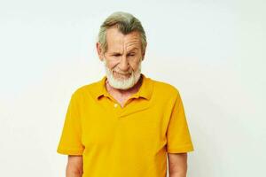 retrato idosos homem com uma cinzento barba emoção gestos mãos isolado fundo foto