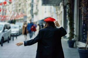 mulher felicidade Visão a partir de a voltar, Segue mim anda em anda em dentro a cidade contra a pano de fundo do escritório edifícios, à moda elegante vintage roupas e inventar, Primavera andar, viagem. foto