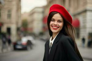 moda mulher retrato sorrir dentes em pé em a rua dentro a cidade fundo dentro à moda roupas com vermelho lábios e vermelho boina, viagem, cinematográfico cor, retro vintage estilo, urbano moda estilo de vida. foto