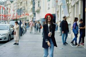 felicidade mulher saltos e corre, Segue mim anda em anda em dentro a cidade contra a pano de fundo do escritório edifícios, à moda elegante vintage roupas e inventar, Primavera andar, viagem. foto