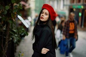 mulher sorrir com dentes caminhando por aí cidade, à moda elegante roupas e inventar, Primavera andar. foto