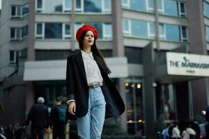 uma o negócio mulher anda em dentro a cidade contra a pano de fundo do escritório edifícios, à moda elegante vintage roupas e inventar, Primavera andar, viagem. foto