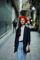 moda mulher retrato caminhando turista dentro à moda roupas com vermelho lábios caminhando baixa limitar cidade rua, viagem, cinematográfico cor, retro vintage estilo, dramático. foto