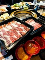 fatia de carne crua para churrasco ou yakiniku de estilo japonês foto