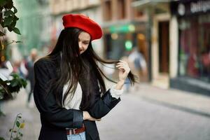 menina sorrir com dentes carrinhos em a rua dentro a cidade dentro uma Jaqueta e vermelho boina, cinematográfico francês moda estilo roupas, viagem para Istambul foto