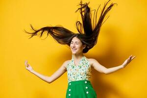 jovem mulher feliz estilo à moda moda lindo período de férias amarelo na moda emoção foto