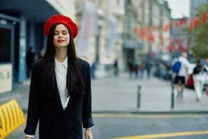 mulher sorrir anda em anda em dentro a cidade contra a pano de fundo do escritório edifícios, à moda elegante vintage roupas e inventar, outono andar, viagem. foto