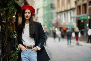 mulher moda modelo anda em em a rua dentro a cidade Centro entre a multidão dentro uma Jaqueta e vermelho boina e jeans, cinematográfico francês moda estilo roupas, viagem para Istambul foto