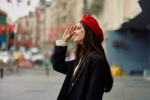 mulher sorrir anda em anda em dentro a cidade contra a pano de fundo do escritório edifícios, à moda elegante vintage roupas e inventar, Primavera andar, viagem. foto