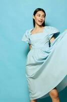 estúdio mulher moda azul estilo lindo vestir verão modelo dança jovem foto