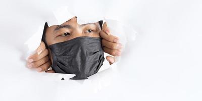 fechar retrato de homem usando máscara de proteção contra coronavírus