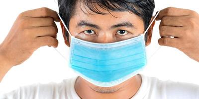 fechar retrato de homem usando máscara de proteção contra coronavírus